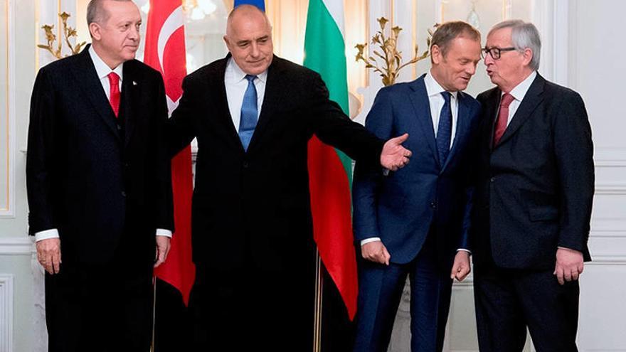 Los líderes de la UE, Jean-Claude Juncker y Donald Tusk, hablan detrás de Erdogan.Foto: C. E.