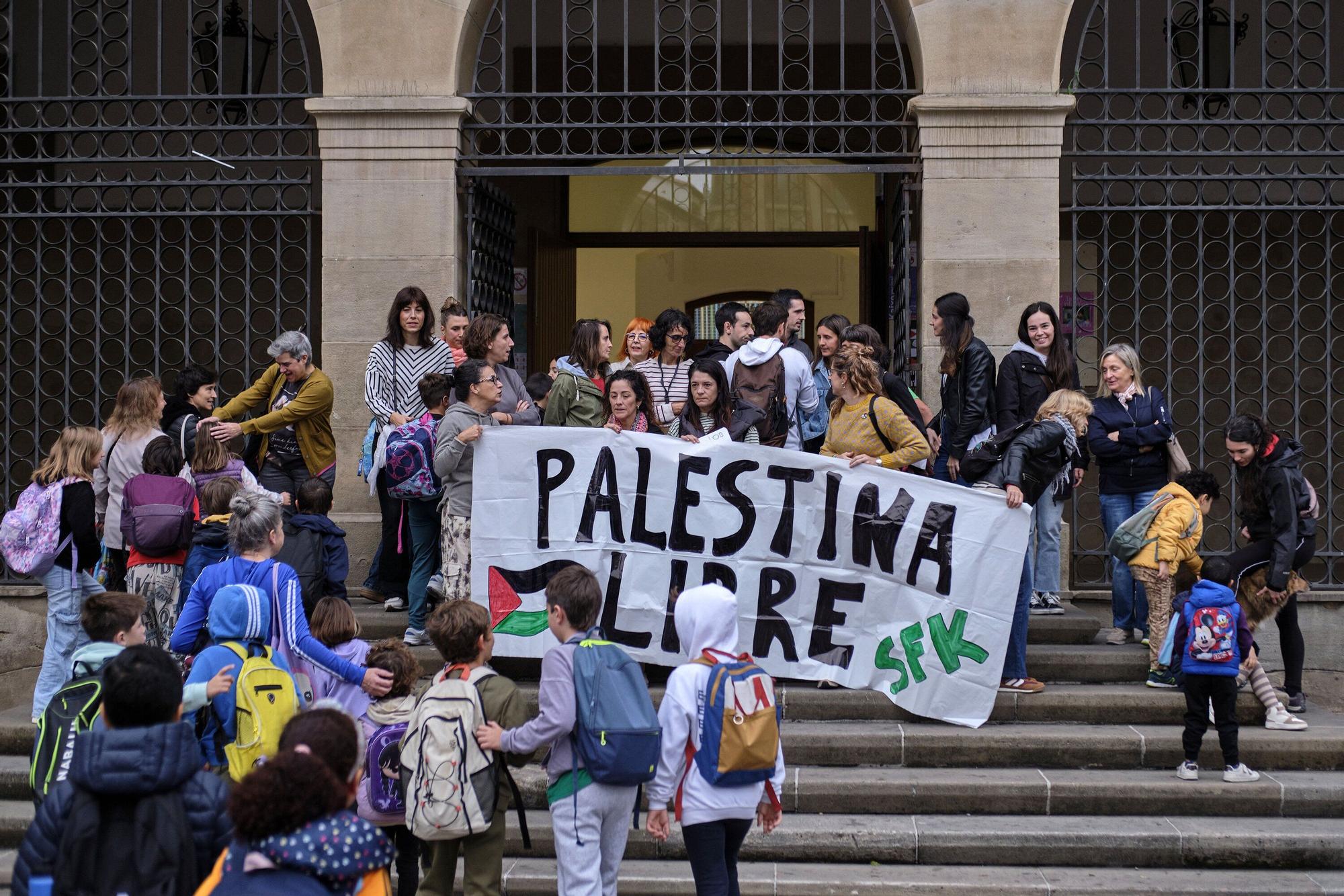 Concentración de educadores en el Colegio San Francisco