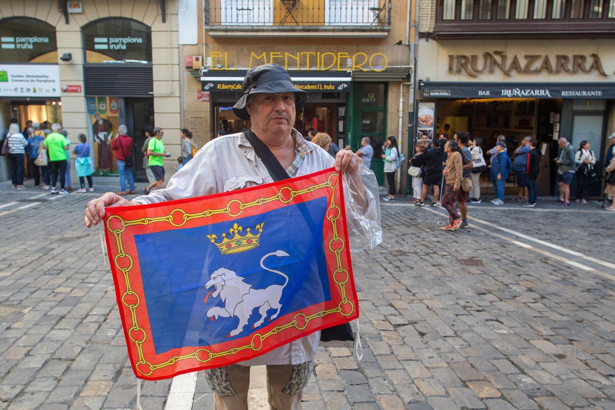 Colas para adquirir una de las 400 banderolas con el escudo de Pamplona