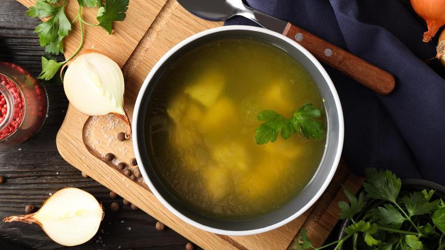 Menú fin de semana: caldo de pollo, lasaña y macedonia de frutas