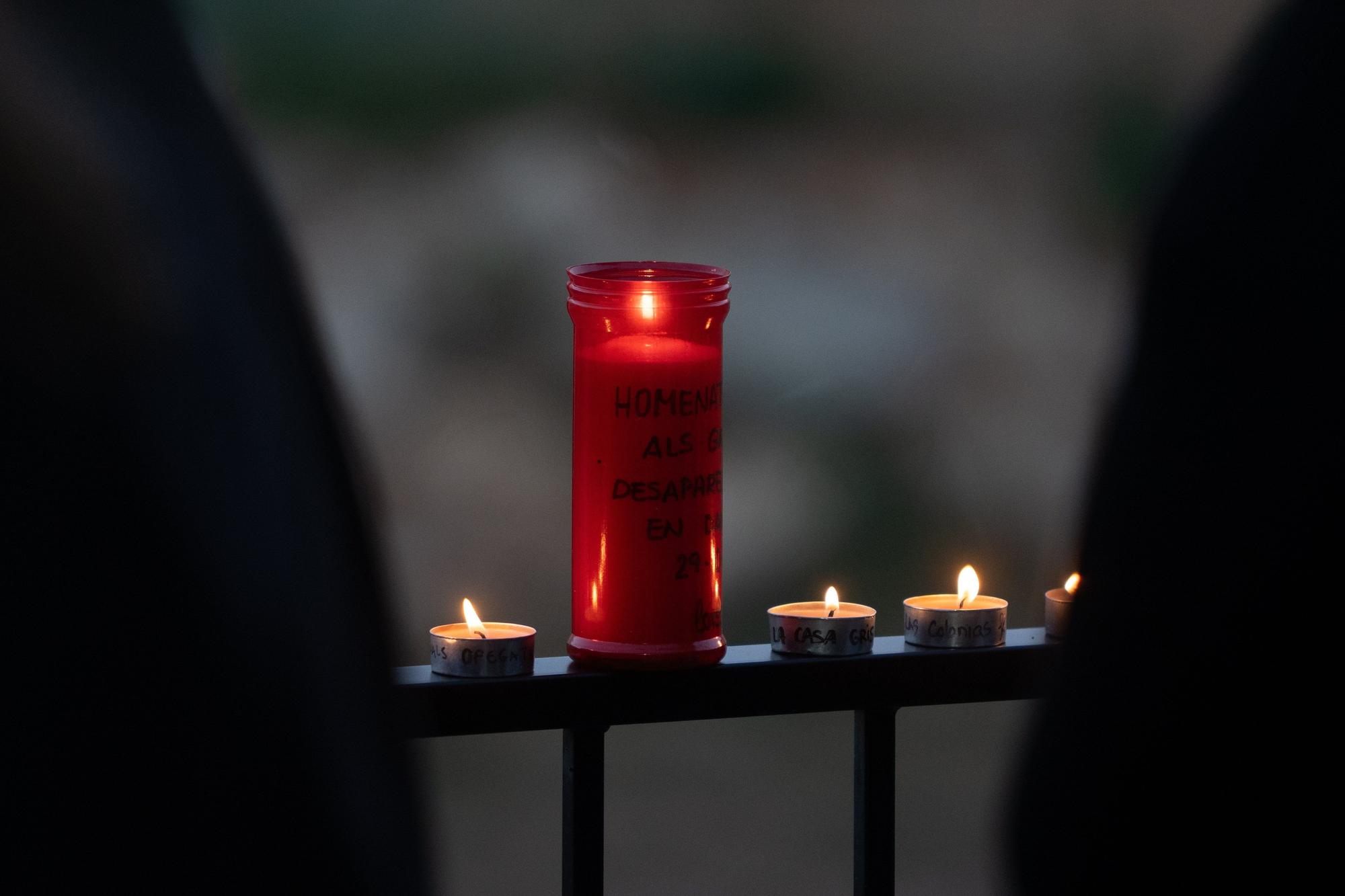 En imágenes: Decenas de velas en la rambla del Poyo homenajean a los fallecidos en la dana