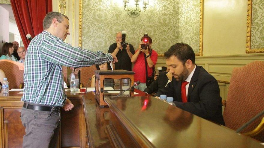 Gustavo Gil Pérez - Nievas (i), concejal de la Candidatura Unidad Popular (CUP) y Carlos Moreno (UPN).