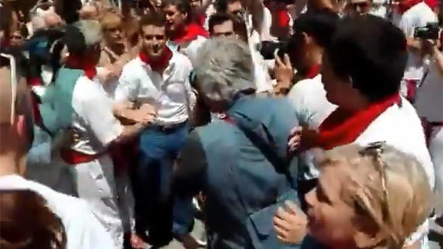 Pablo Casado, con Ana Beltrán por las calles de Pamplona.