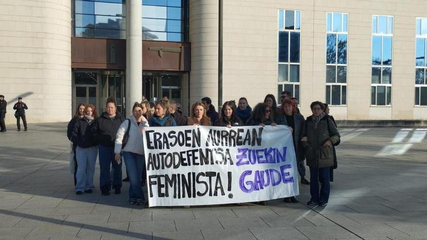 Sin acuerdo en el juicio del exprofesor del IES Zizur que grababa en baños y probadores y la vista se celebra a puerta cerrada