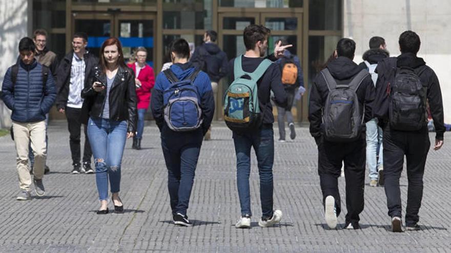 La oferta en primero de grado crece este año en torno a un 7%, según los datos de UPNA y UN. En la imagen, estudiantes pasean por el campus de la Universidad Pública en Pamplona.