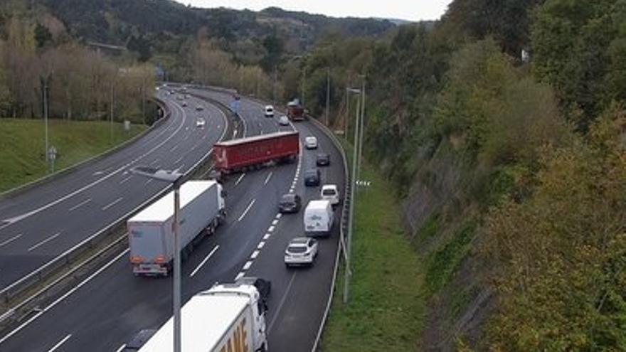 Cortada la BI-30, en sentido Cruces, por un accidente múltiple a la altura de Sondika
