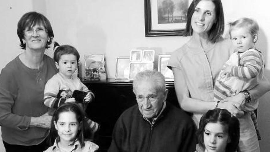 Dos vecinos de Aurizberri/Espinal celebran sus 102 años en familia