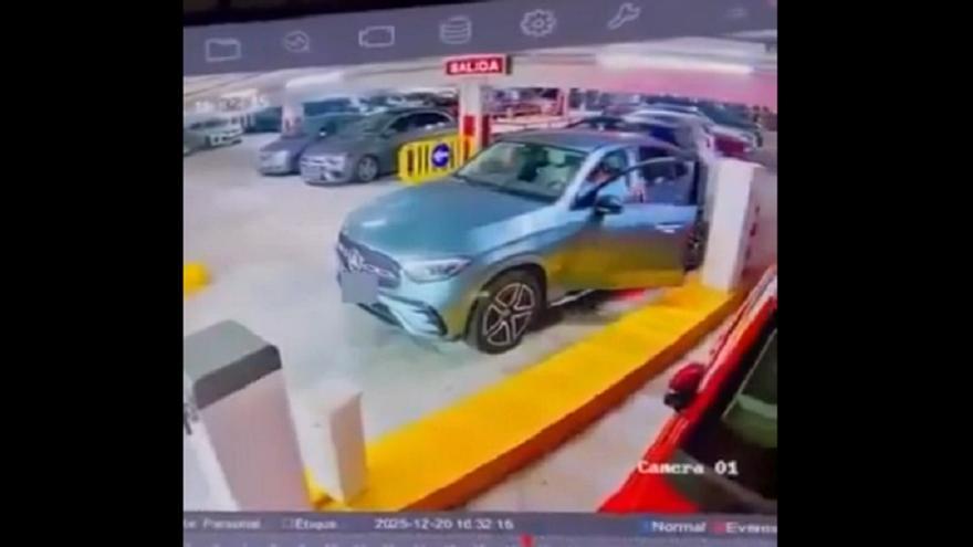 El simpa 'macarra' de una mujer con su lujoso Mercedes en un parking