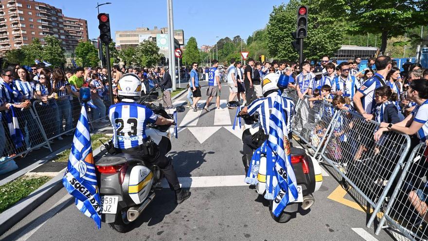 El autobús de la Real Sociedad se da un baño de masas por el Centro de Donostia