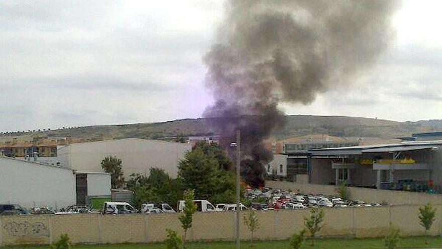 Vista del incendio en el desguace de vehículos.