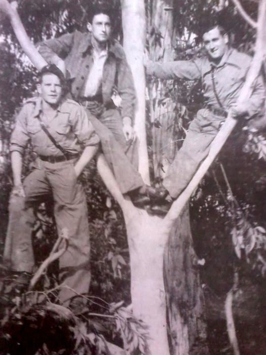 Agirre Katalunian miliziano lagunekin, 1937-1939 bitartean.