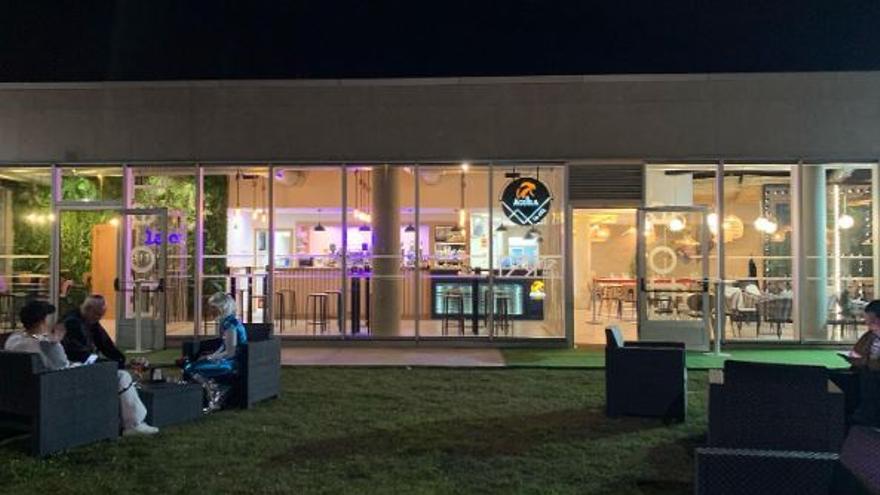 Terraza cubierta con capacidad para 220 personas