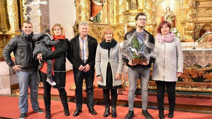 Karmentxu Mariezkurrena, rodeada de familiares y representantes municipales.