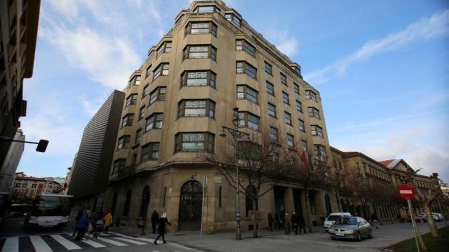 Edificio que acoge la sede de la Hacienda Foral de Navarra, en Pamplona