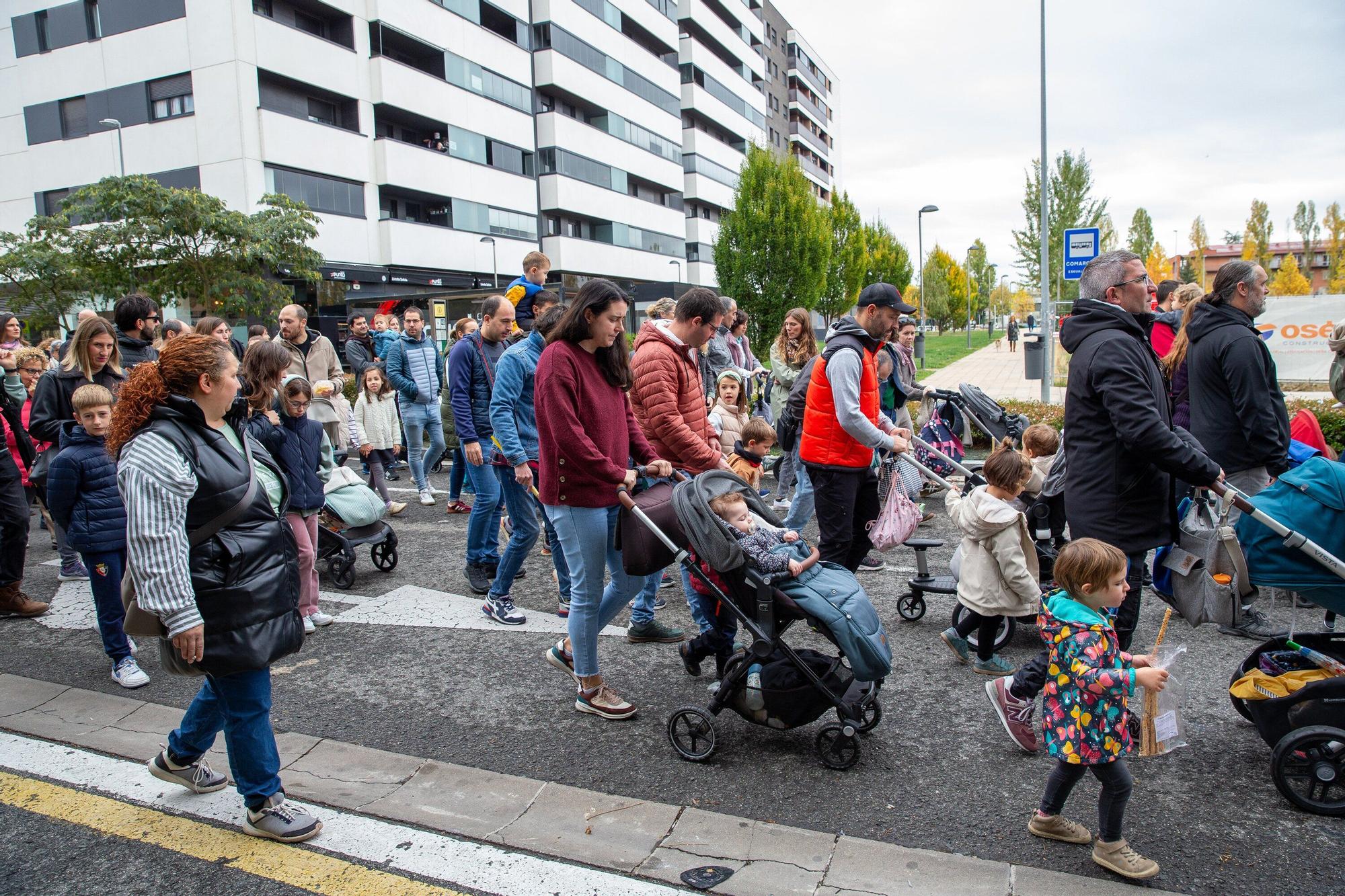 Manifestación del vecindario de Erripagaña para exigir dotaciones
