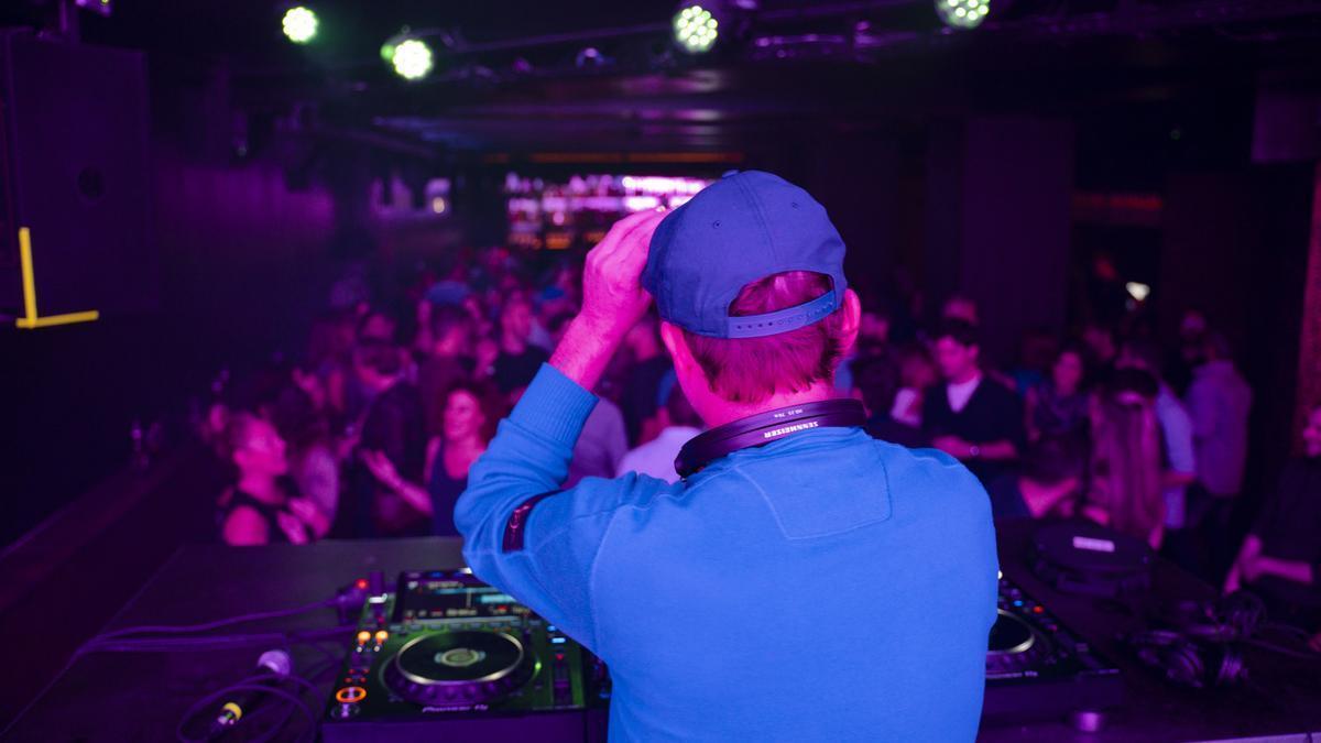 Un DJ en la sala Crystal, discoteca promovida también por Alfonso Santiago en 2023.