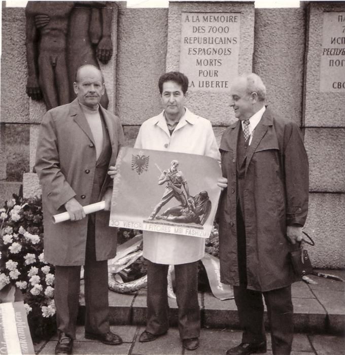 Jose Mari Agirre eta Marcelino Bilbao hurrenez hurren, Mauthausenen, espainiar errepublikarrei eskainitako monumentuaren aurrean. 1975.