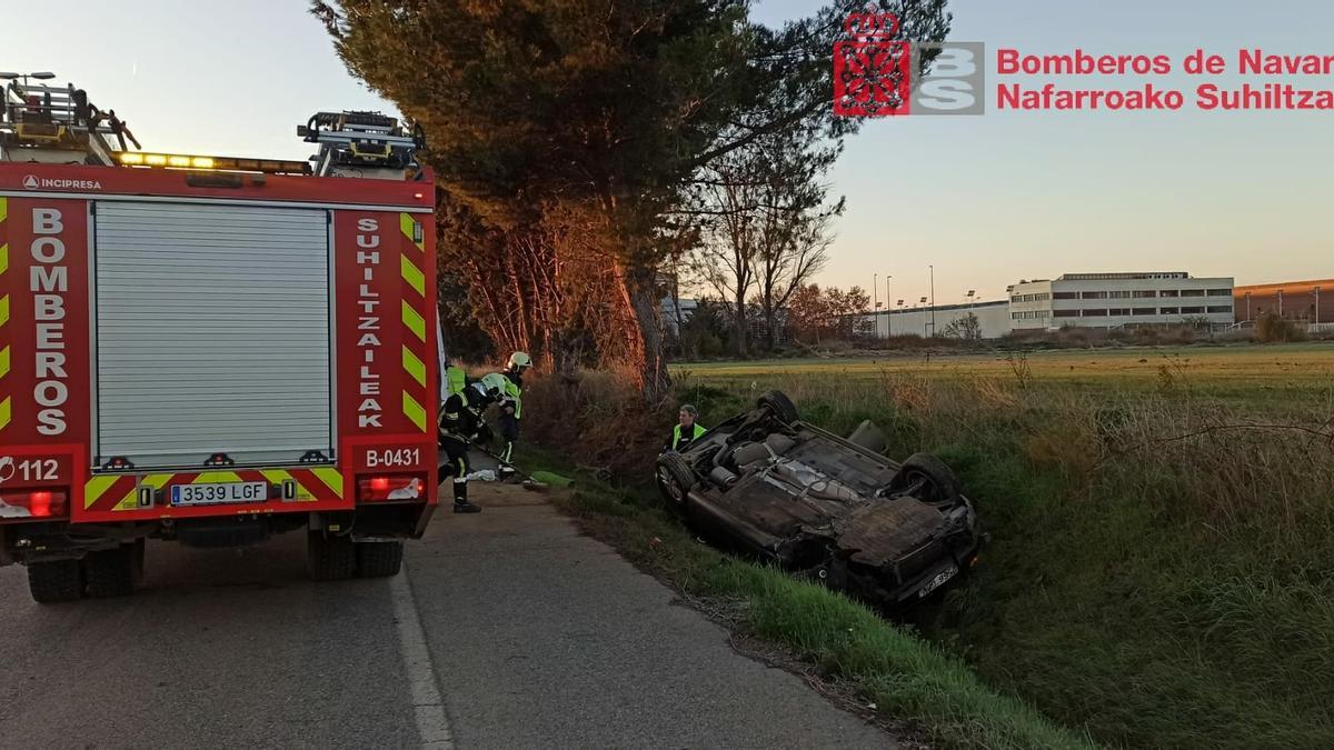 Vehículo volcado en la NA-8607, en el término municipal de Tafalla.