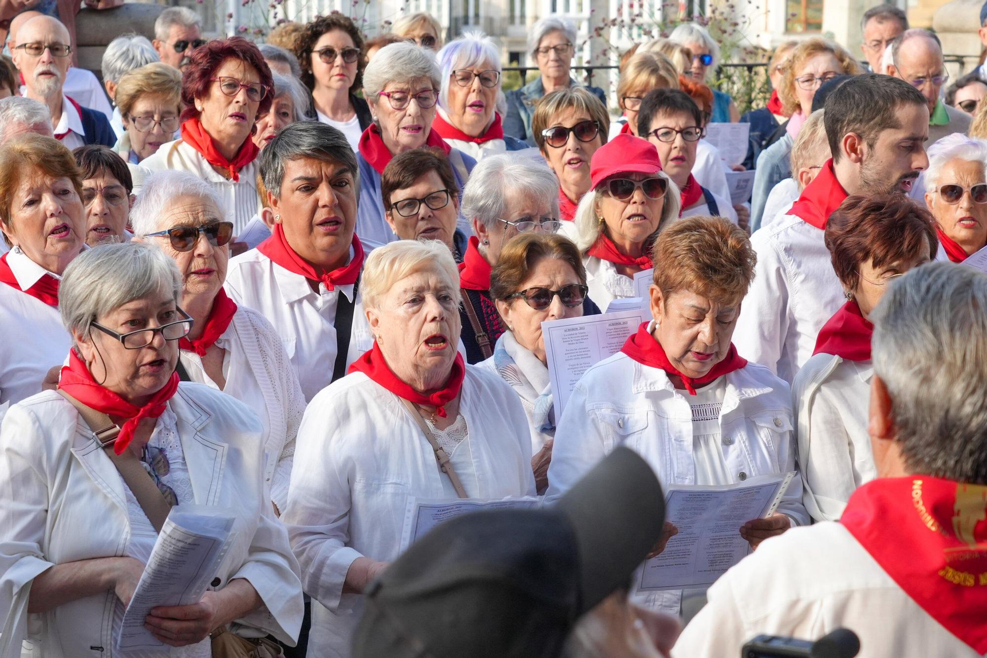 En imágenes: Los auroros despiertan a Vitoria con sus canciones