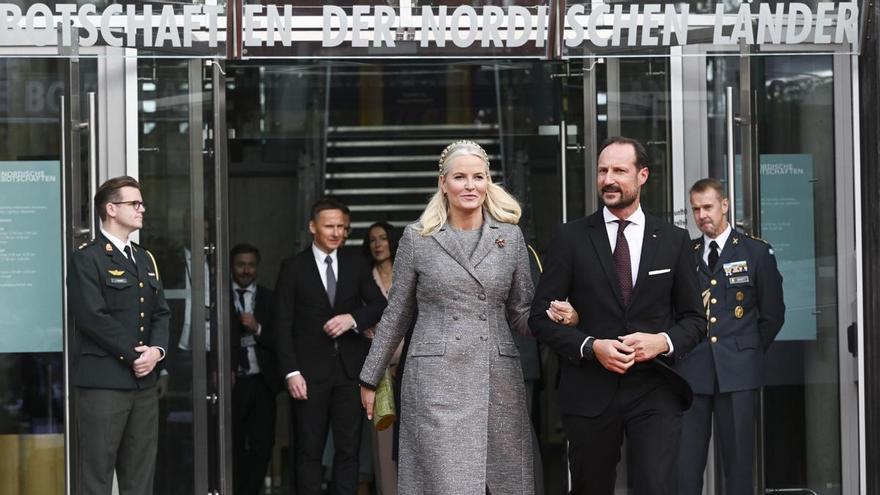 La princesa Mette-Marit de Noruega dice que fue engañada y manipulada por Epstein