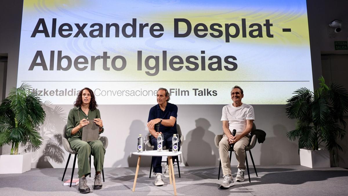 Paula Olaz, Alexandre Desplat y Alberto Iglesias, este sábado, en la conversación que han mantenido en Tabakalera, en el marco del Zinemaldia.