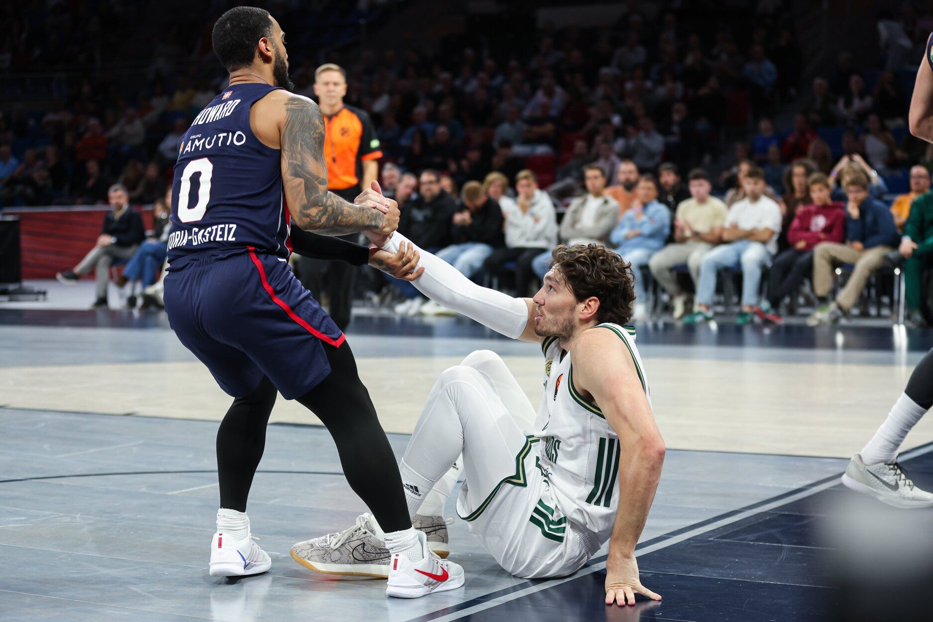 Howard ayuda a Osman a levantarse.