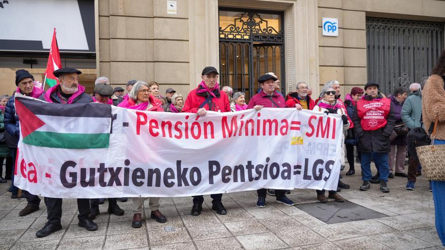 Exigen ante las sedes del PP que las pensiones no sean "moneda de cambio" partidista