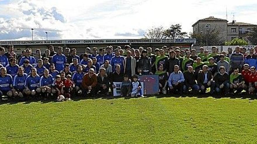 Foto de familia del homenaje en Tafalla a Ángel Peñas.