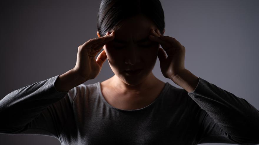 Migraña: por qué las mujeres la sufren más
