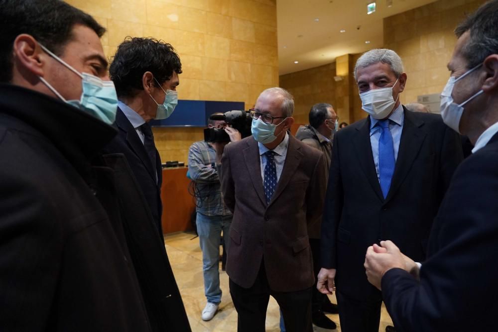 Juanjo Baños, director General del Grupo Noticias, en el centro, junto al presidente del Grupo Noticias, Iñaki Alzaga, a la derecha, y el diputado general de Bizkaia, Unai Rementeria, a la izquierda.