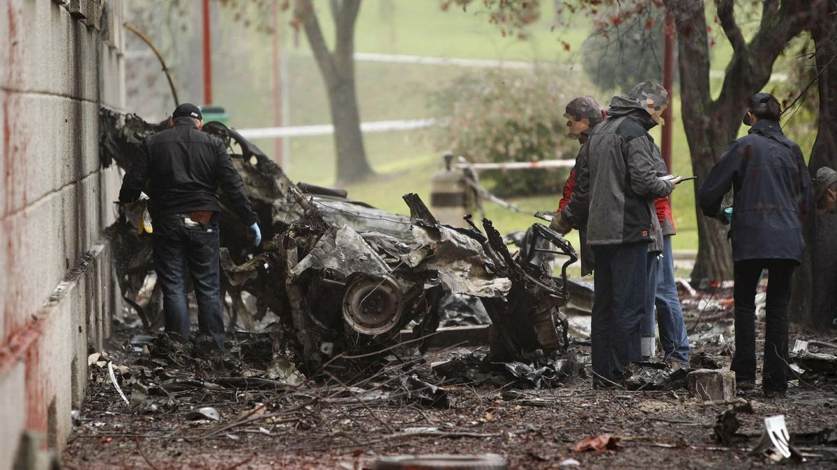Restos de un coche bomba en un atentado contra la Universidad de Navarra en octubre de 2008.
