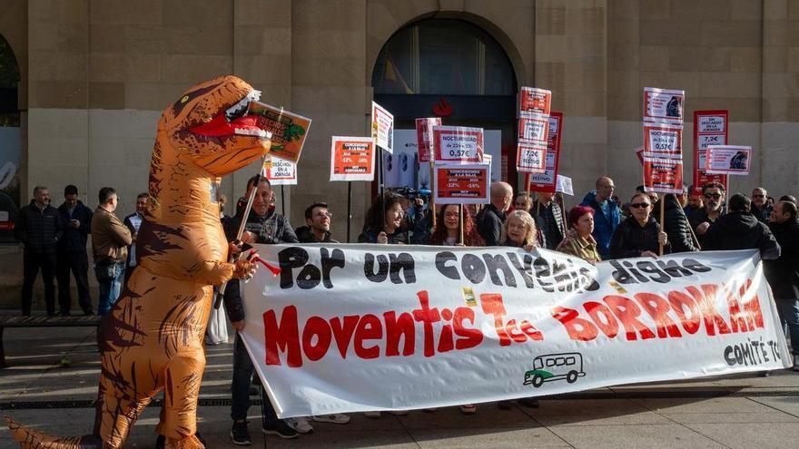 Los trabajadores de las villavesas piden &quot;implicación&quot; del Gobierno foral en su convenio