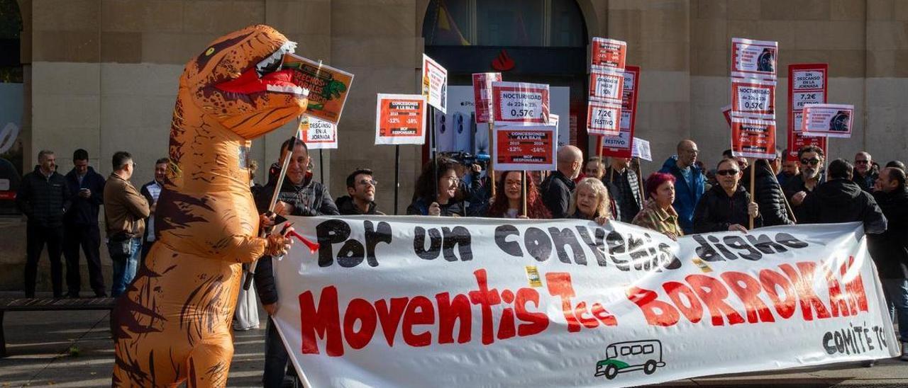 Los trabajadores de las villavesas piden &quot;implicación&quot; del Gobierno foral en su convenio