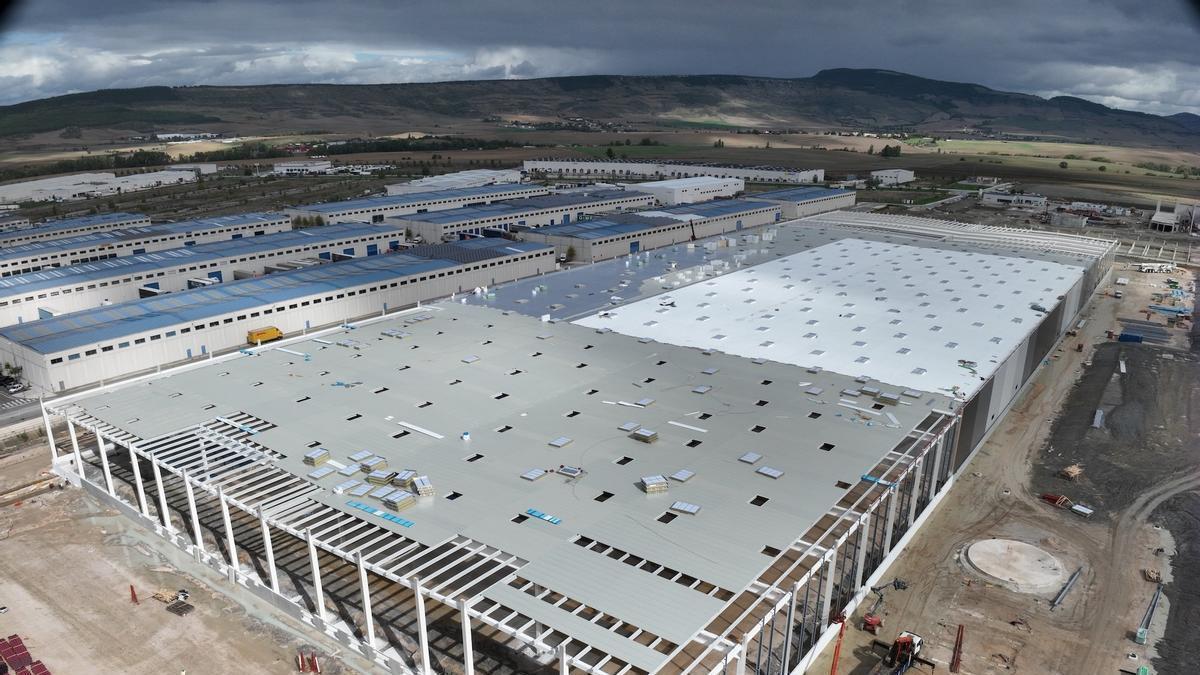 Obras de construcción de la planta de ensamblaje de celdas de baterías para vehículos eléctricos de Mobis Spain en Noáin.