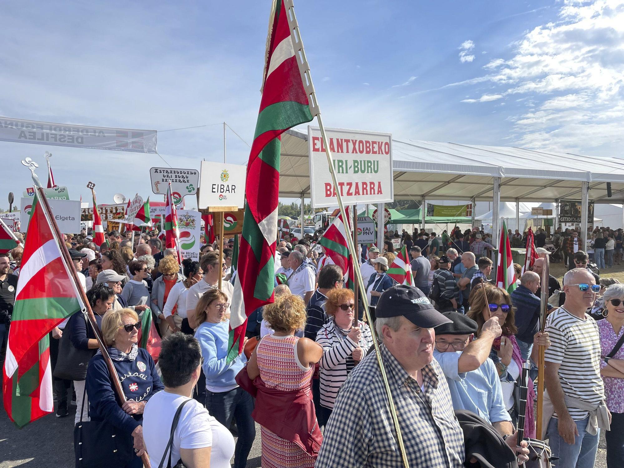 En imágenes: El Alderdi Eguna reúne a miles de jeltzales en un ambiente festivo