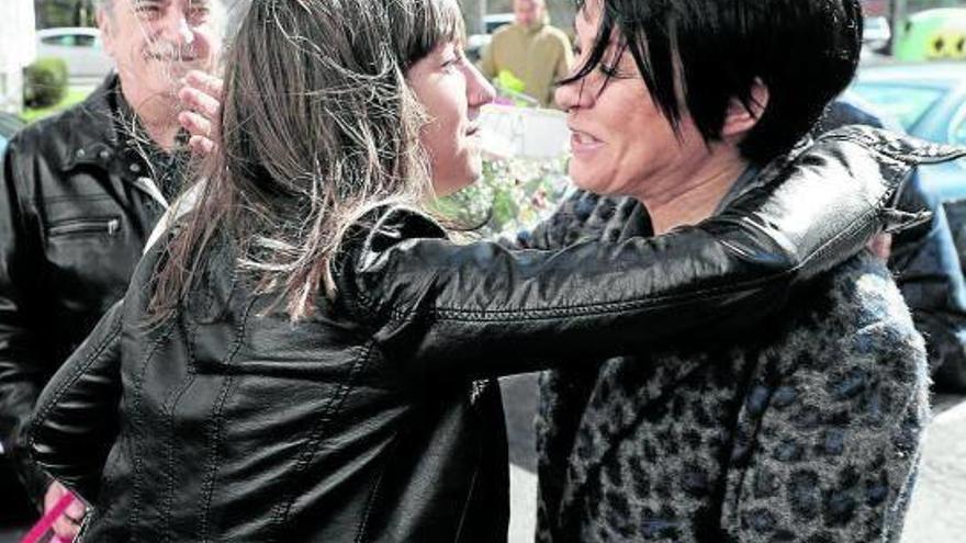 La parlamentaria de EH Bildu Maddalen Iriarte (d) saluda a Sandra Carrasco (i), hija de Isaías Carrasco, el exconcejal socialista de Arrasate (Gipuzkoa) asesinado por ETA, durante el homenaje.