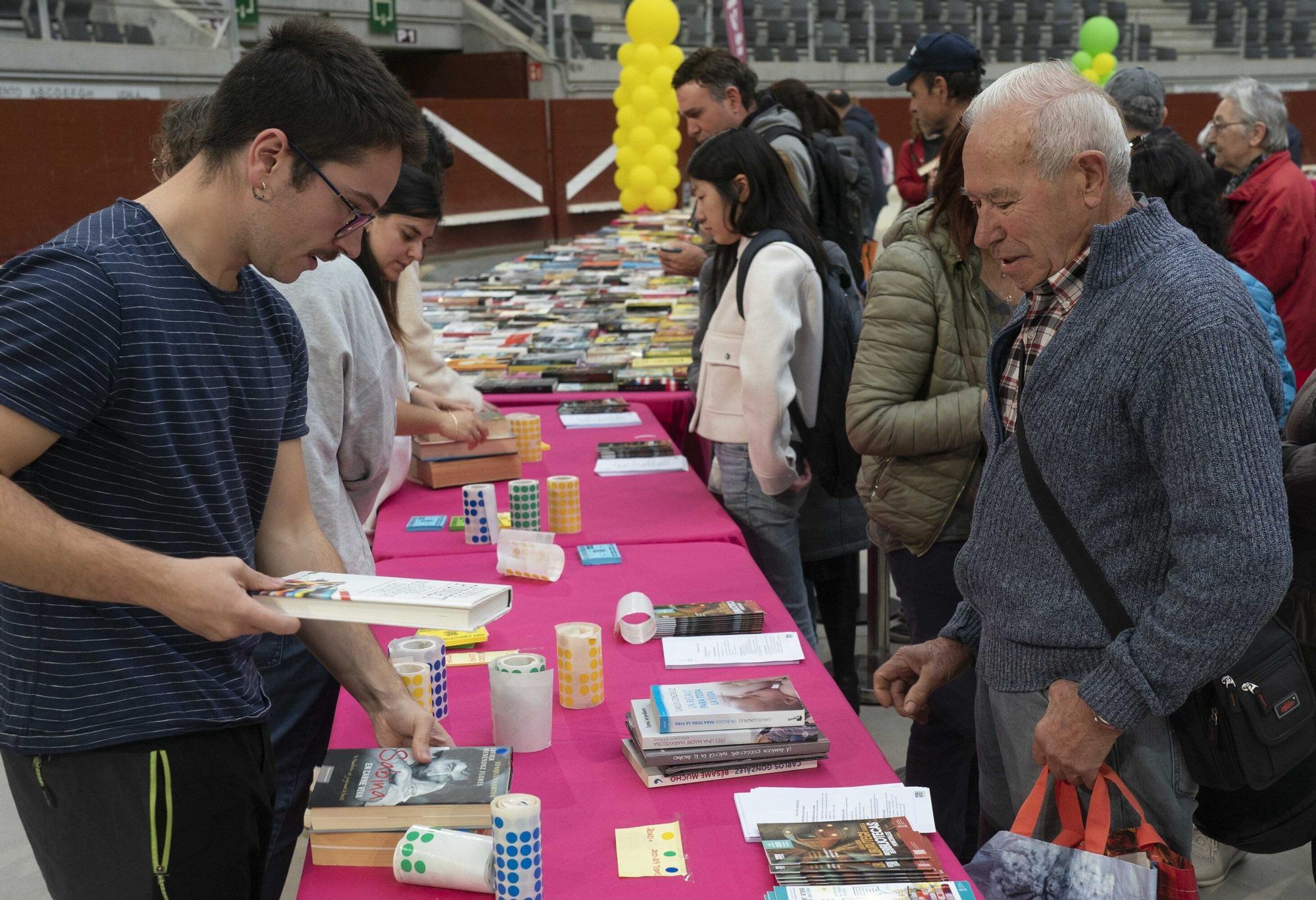 El Iradier, convertido en mercado de trueque de libros