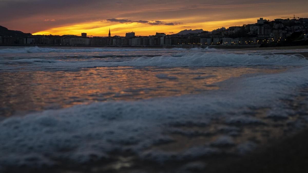 Amanecer en la playa de Ondarreta de Donostia