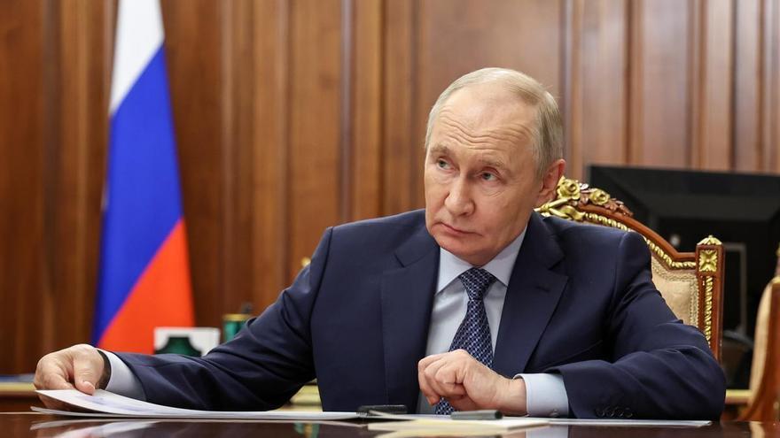 Putin traslada a Trump su disposición a reunirse con Zelenski, pero en Moscú