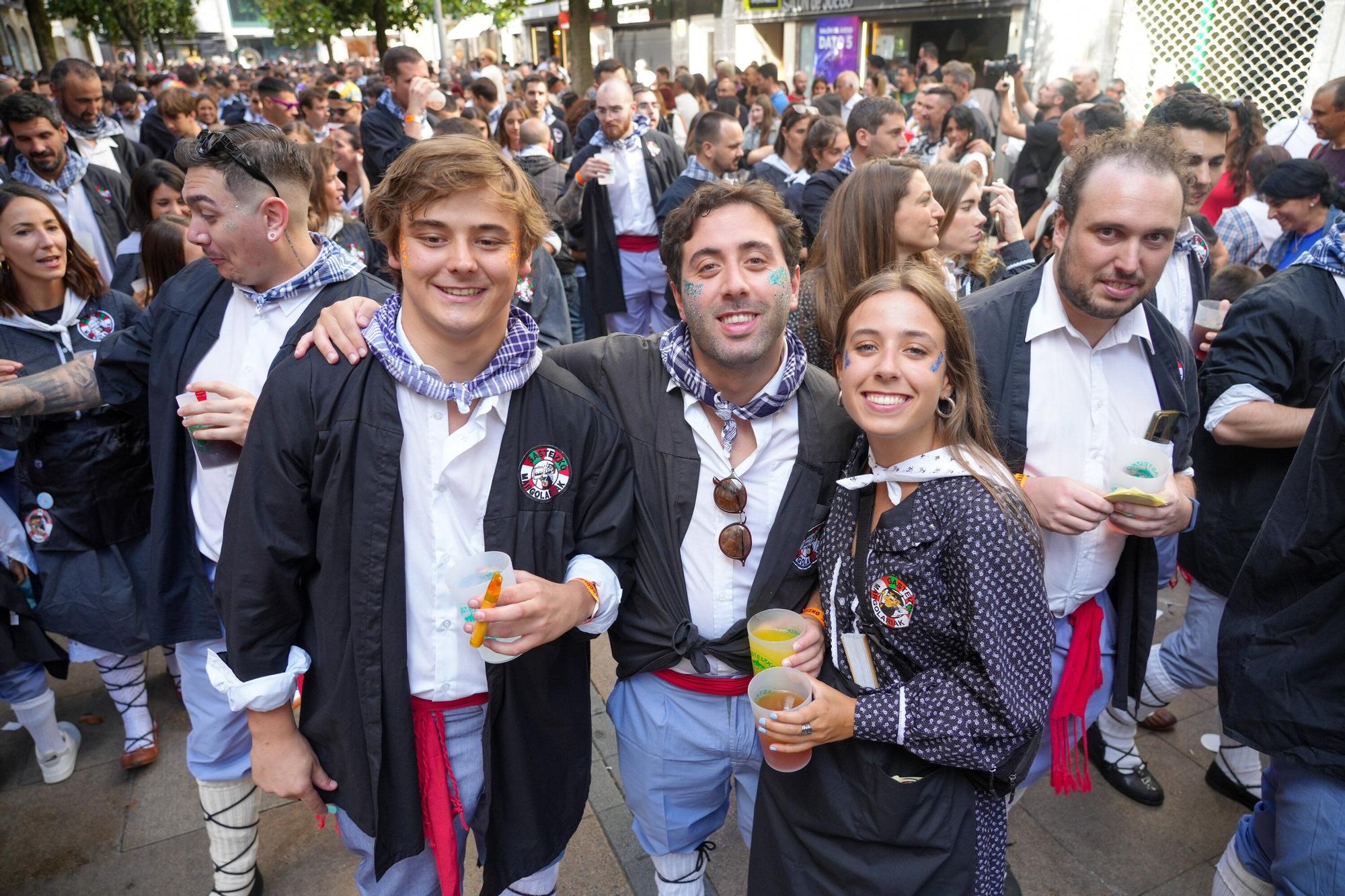 En imágenes: Blusas y neskas desfilan en una kalejira por Santiago