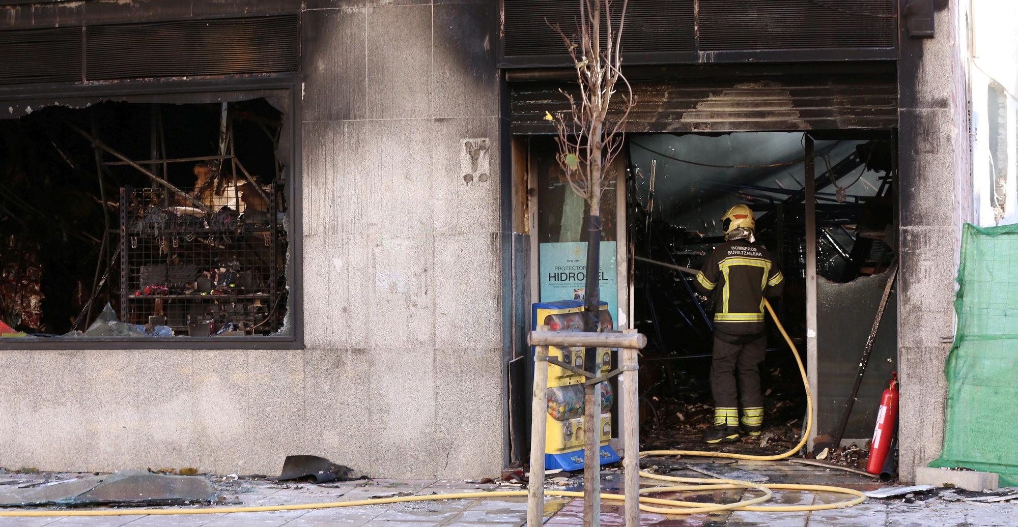 El alcalde de Pamplona visita la zona afectada por el incendio en la Rochapea