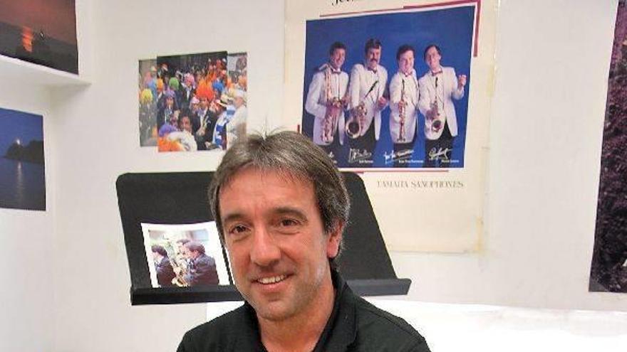 El nuevo director de la banda, Enrike Arostegi, en la escuela de música de Tolosa.