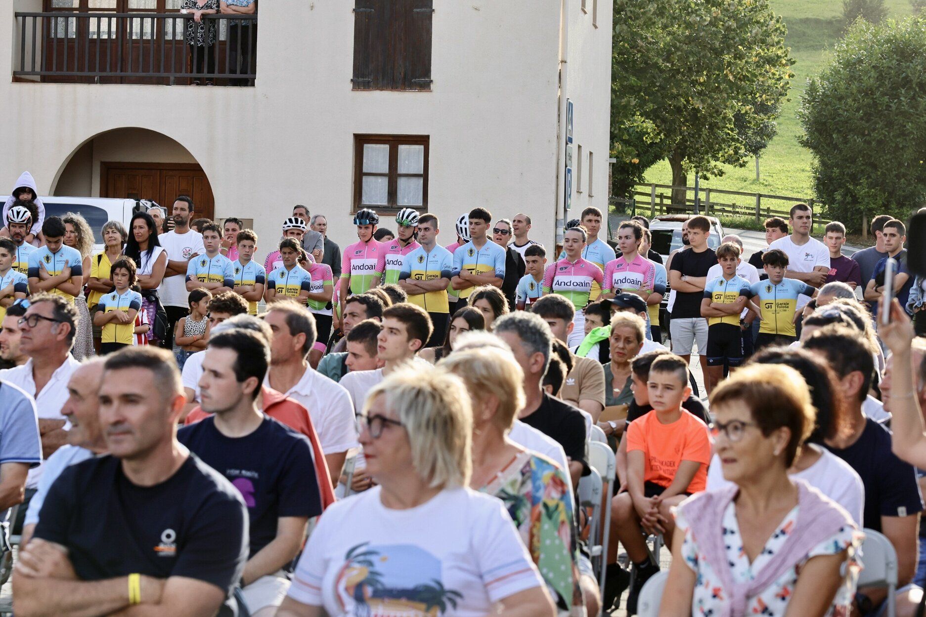 Gran recibimiento a Eñaut Urkaregi en Larraul