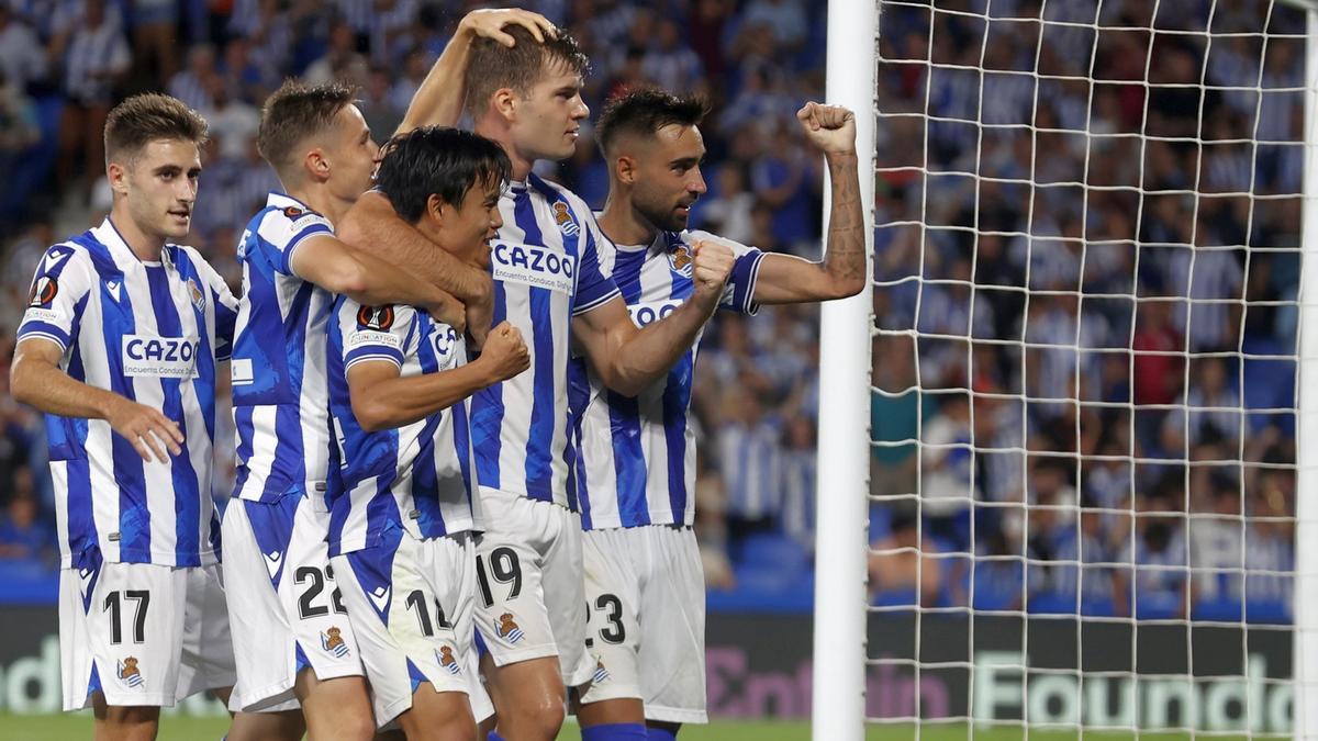 Los jugadores de la Real celebran el gol de Sorloth.