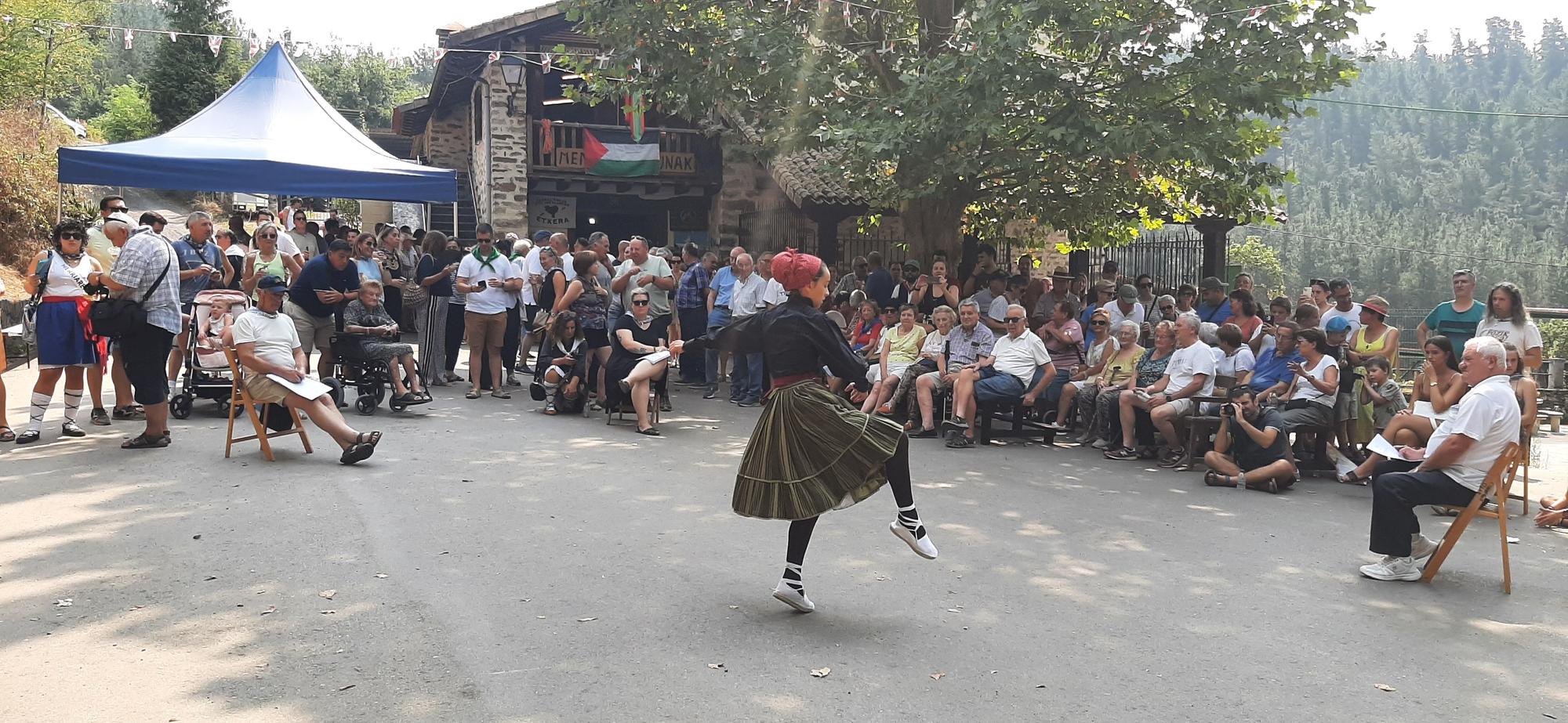 Otra de las participantes en el concurso de danzas de este mediodía