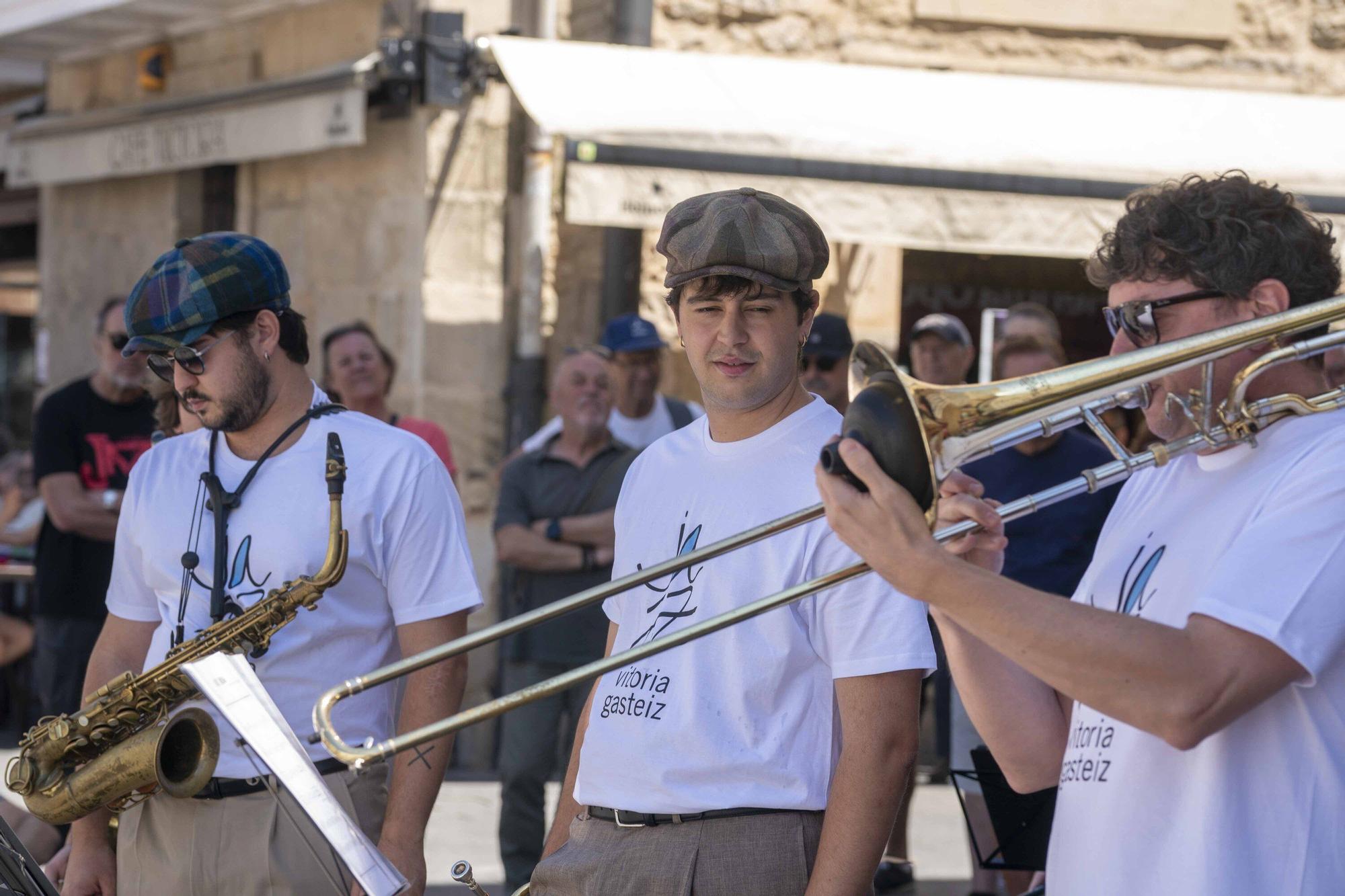 En imágenes: South Side Stompers toma las calles y plazas de Vitoria
