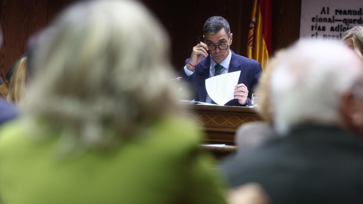 Pedro Sánchez, observa a la senadora de UPN (de espaldas) en la Comisión del Senado. Pedro Sánchez, observa a la senadora de UPN (de espaldas) en la Comisión del Senado.