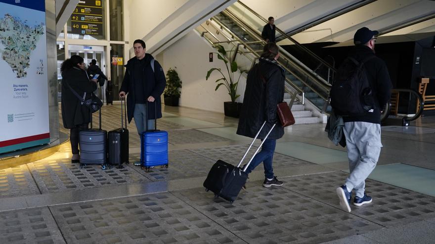 La huelga en el aeropuerto de Bilbao arranca con retrasos de hasta 70 minutos en plena Semana Santa