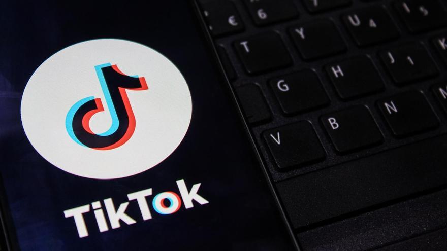 Imagen de archivo del logo de TikTok en un teléfono móvil.