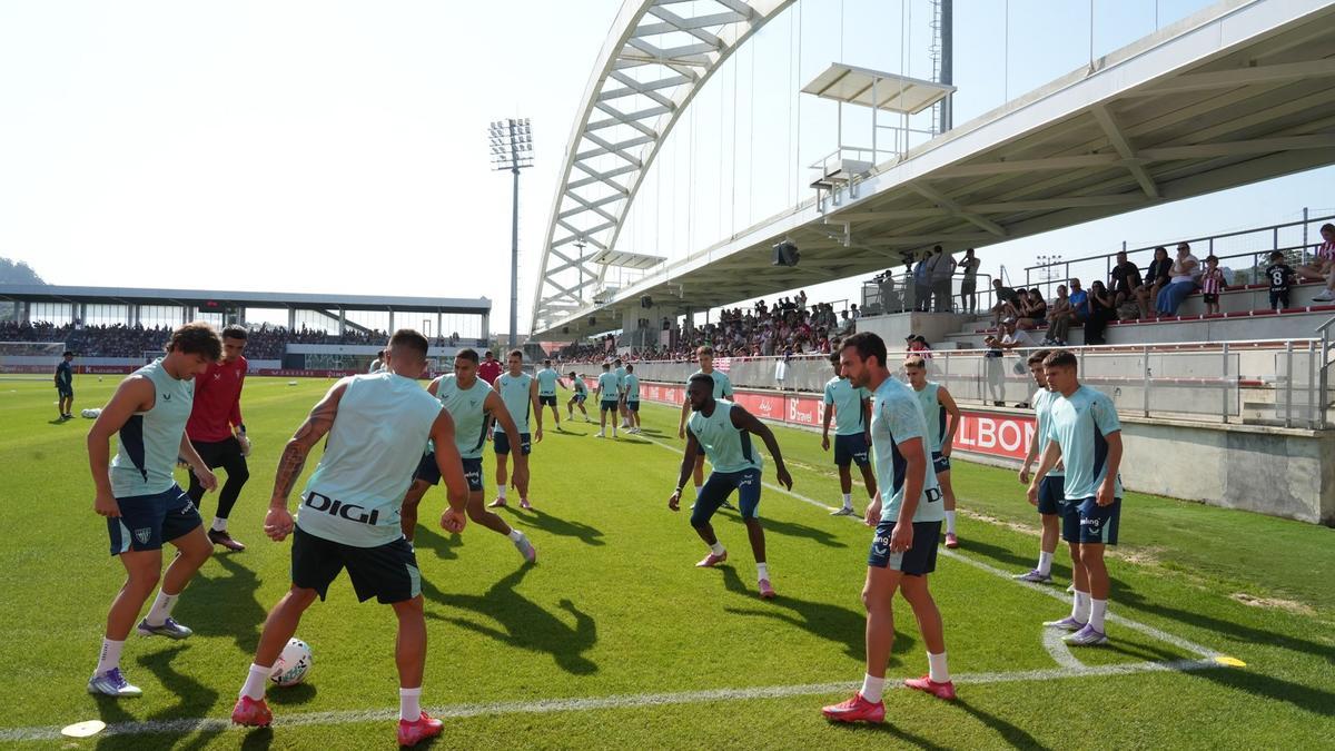 Los jugadores del Athletic realizan un rondo en el entrenamiento del jueves.